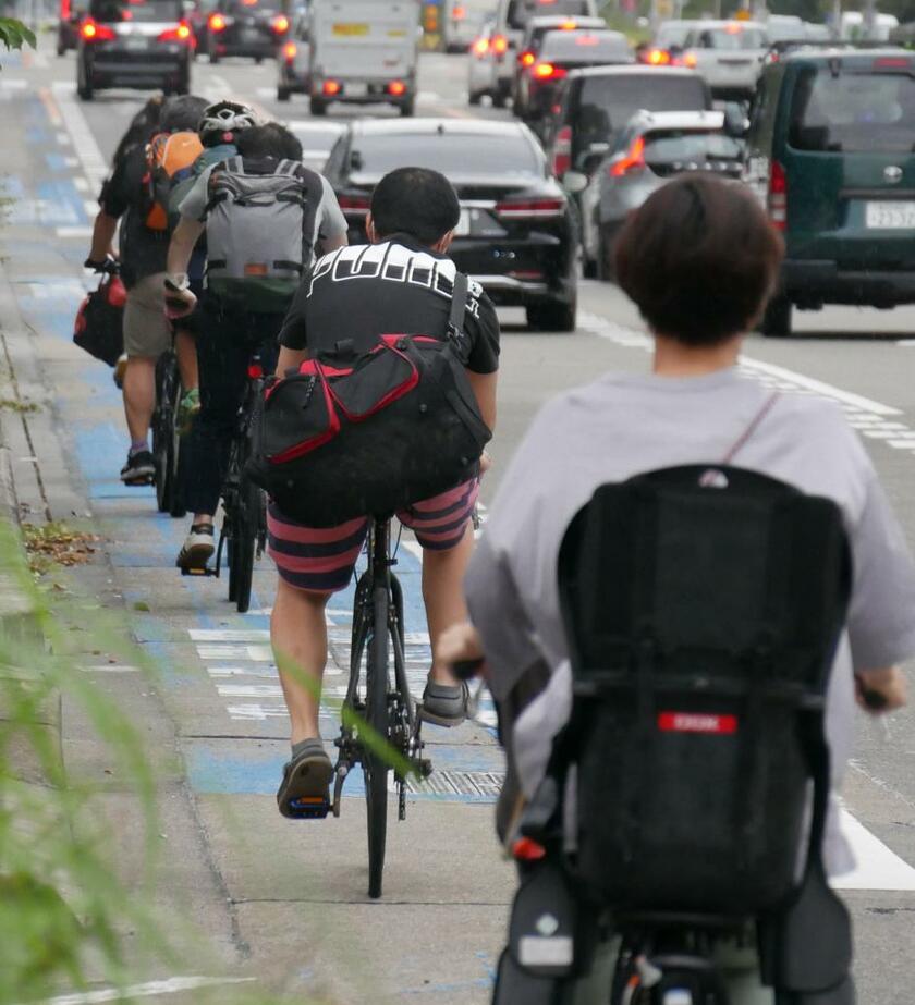 都心ではヘルメットをせずに自転車に乗る人が多い（C）朝日新聞社