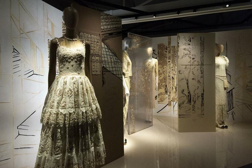ベージュの部屋／オートクチュールのドレスには、職人の手仕事によって生み出される美しい刺繍がほどこされている（撮影／写真部・小山幸佑）