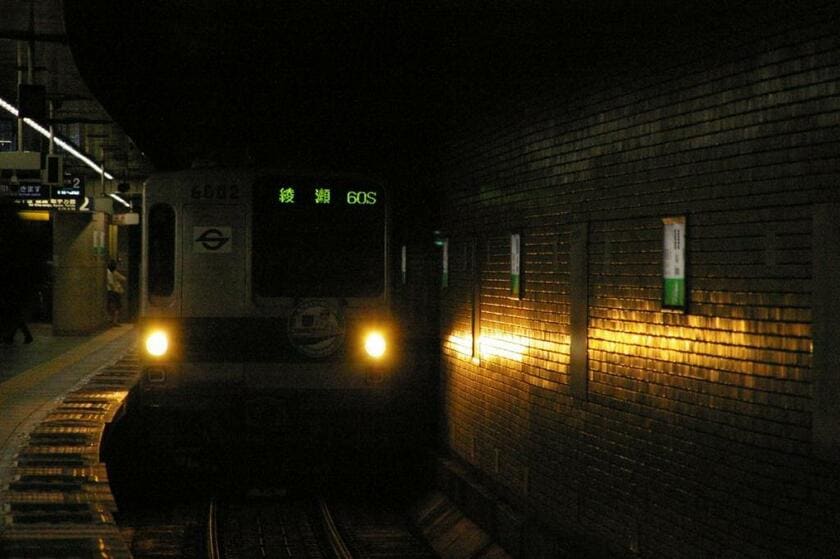 「夜の風景や地下鉄駅構内で逆光状態の際、白飛びさせない方法を教えてください」の質問者が撮影した写真