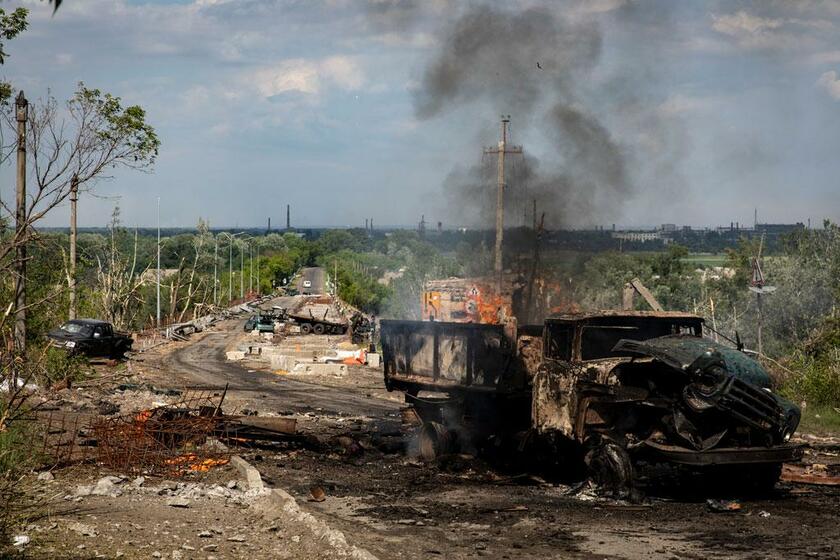 ウクライナ東部ルハンスク州の都市、セベロドネツクとリシチャンシクを結ぶ橋の近くで破壊されたトラック（写真：SOPA