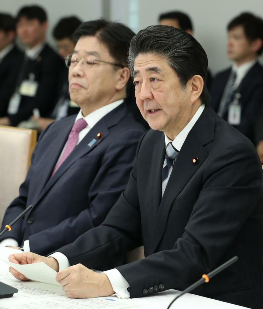 安倍首相（右）と加藤厚労相　（ｃ）朝日新聞社