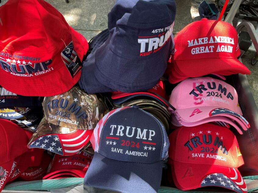 ワシントンのホワイトハウス前で売られている「トランプ2024」のキャップ。観光客向けキャップの半分を占める人気ぶりだ(撮影/津山恵子)