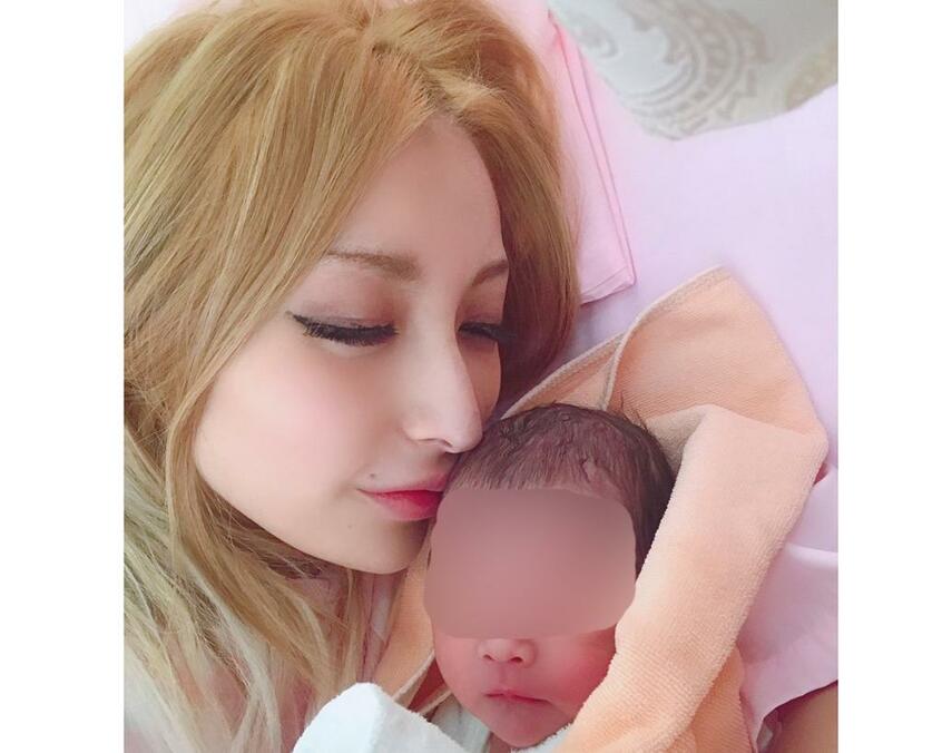 産まれたばかりの女児と加藤紗里