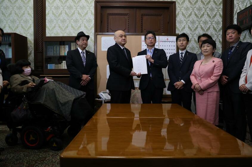 政府が提出した入管法改正案をめぐり、5月9日、立憲民主党など参院の野党4党が対案を提出した