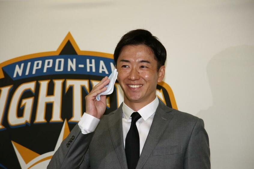 2021年10月、引退会見で、ハンカチで汗をぬぐうポーズをする日本ハム・斎藤佑樹/代表撮影